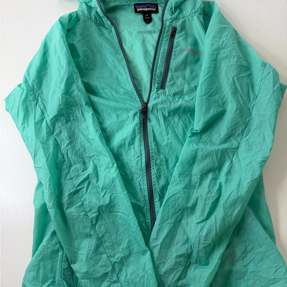 Patagonia Women's Mint Green Hooded Wind Shell Jacket